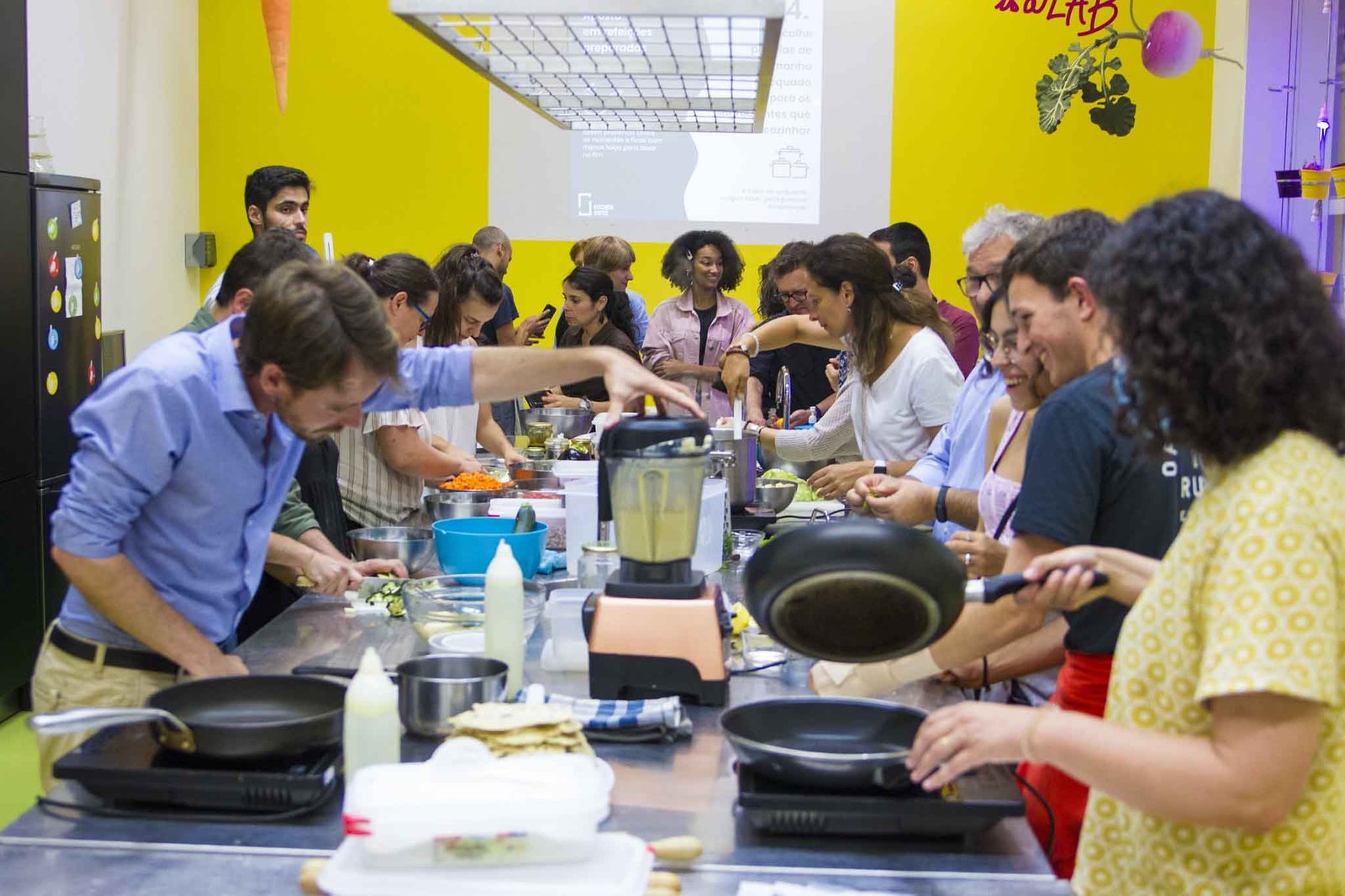 Participantes a cozinhar num workshop dos Kitchen Dates