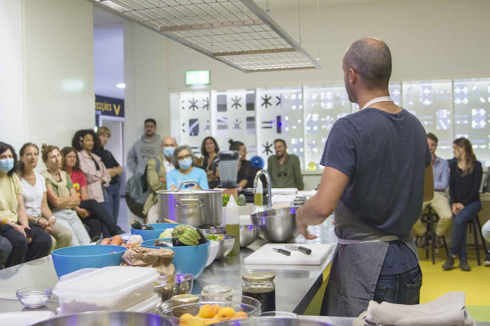 Showcooking dos Kitchen Dates para um grupo de participantes