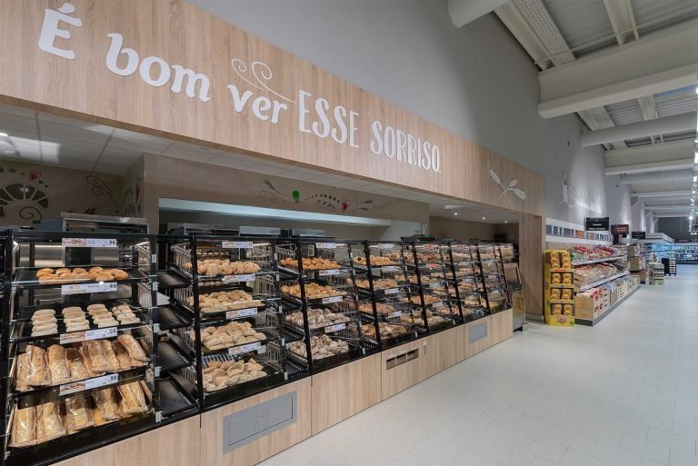 Secção de padaria de um supermercado
