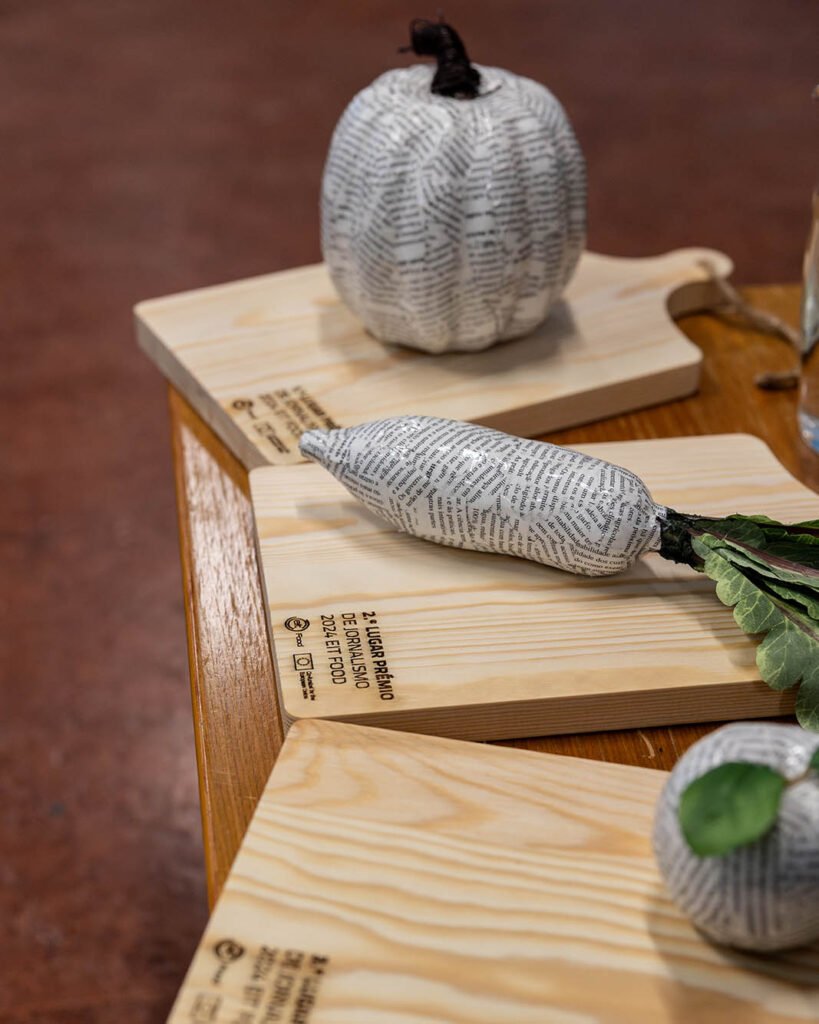 Abóbora decorativa e tábuas de madeira numa mesa de evento do EIT Food