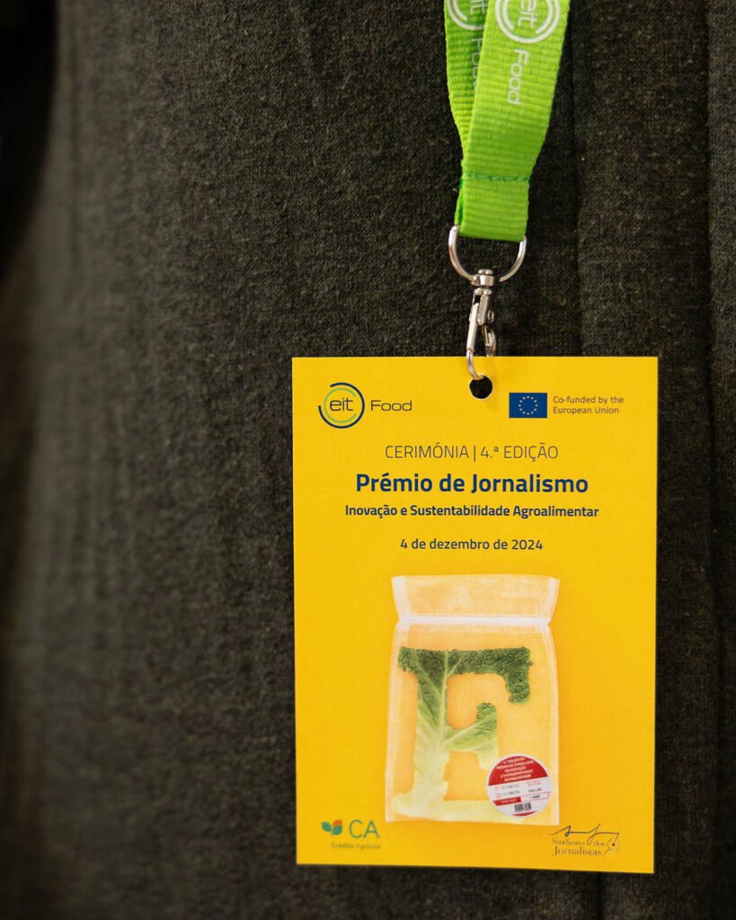 Cartão de identificação de um evento do EIT Food pendurado num fio verde