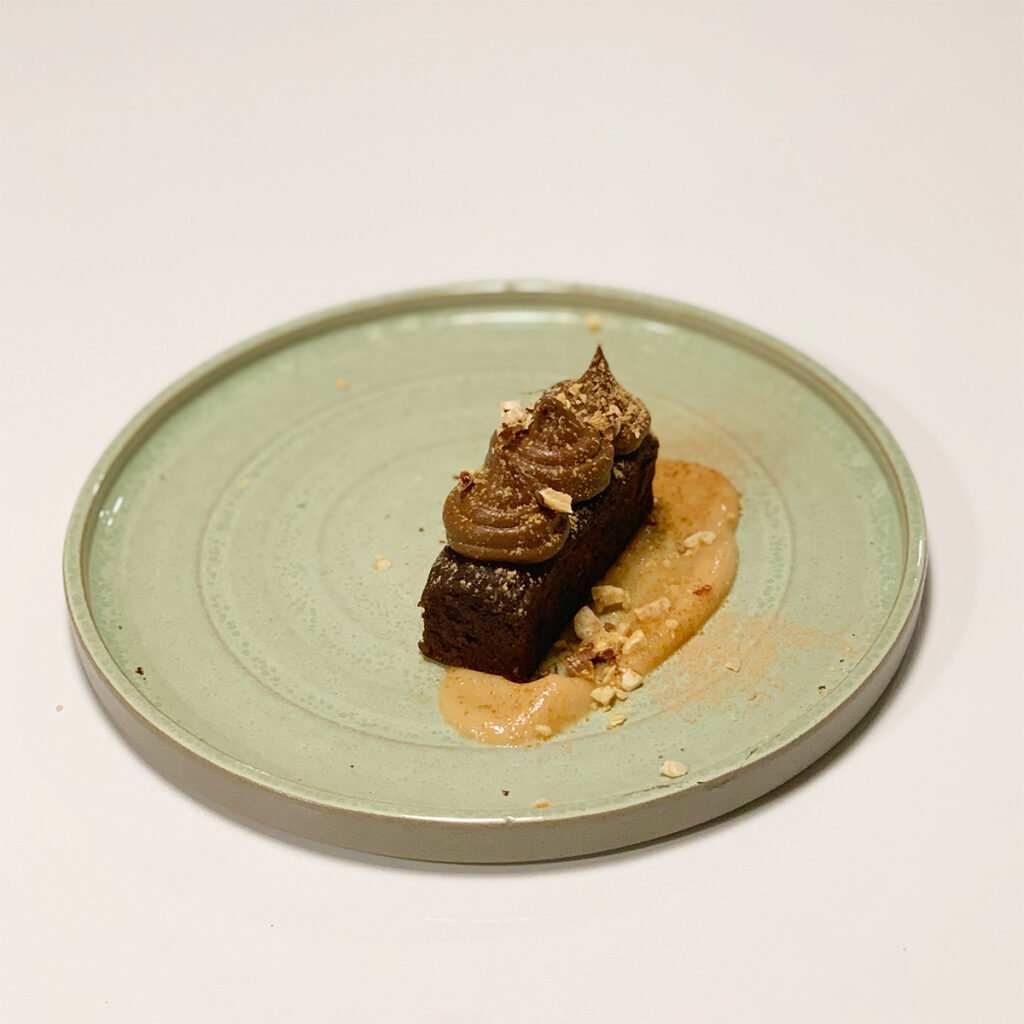 Sobremesa de chocolate em prato verde-claro