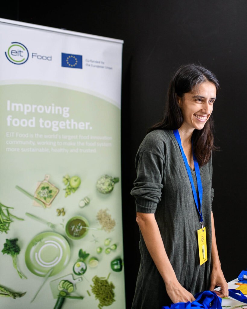 Participante junto a um banner do EIT Food na cerimónia de prémios de 2022