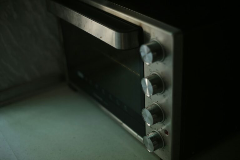 Interior de um forno às escuras
