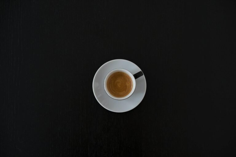 Chávena de café vista de cima sobre fundo escuro