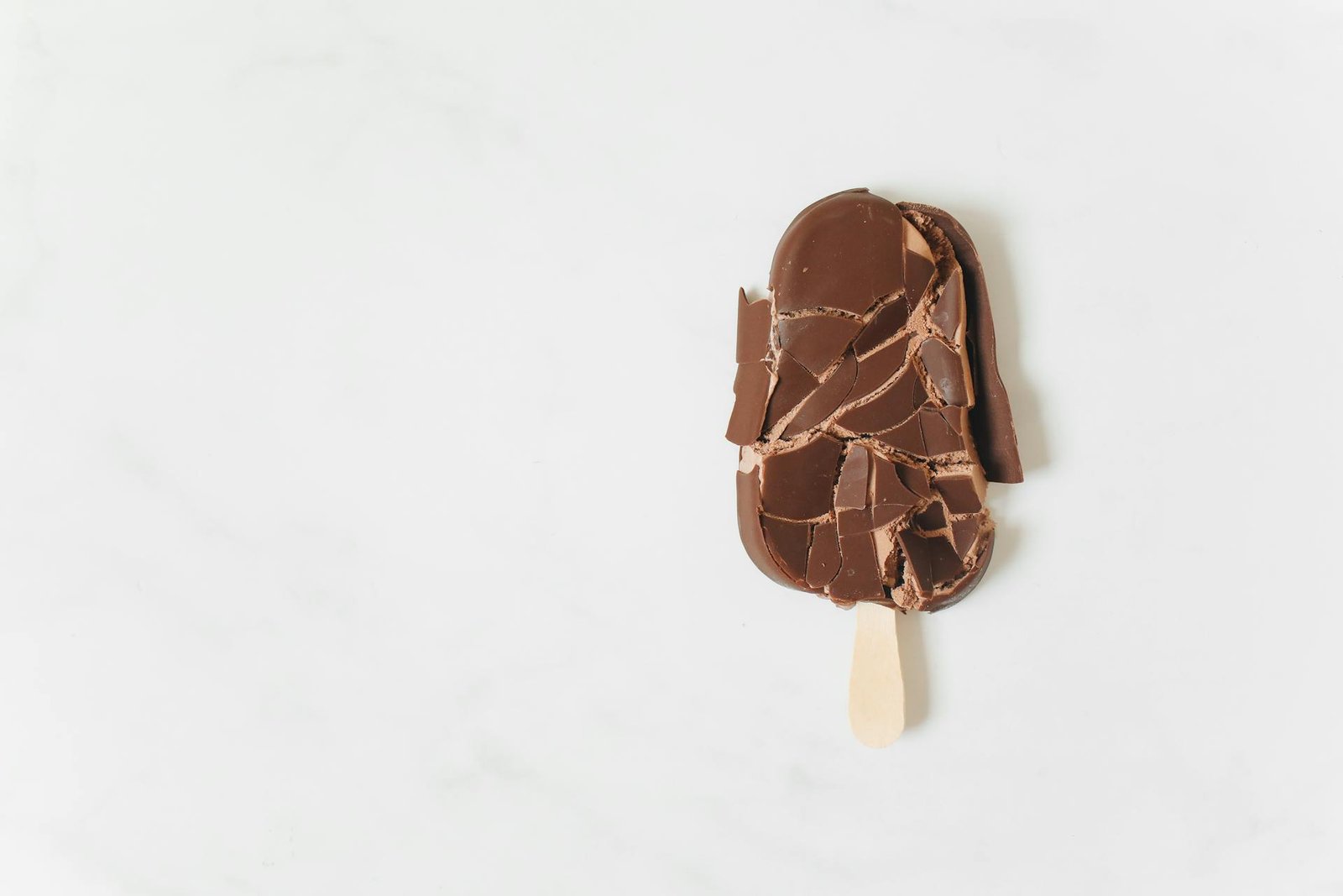 Gelado de chocolate num pau