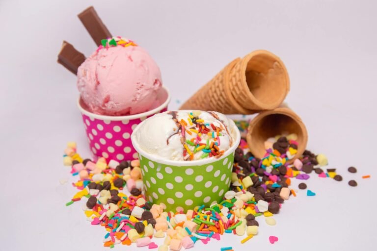 Gelados e doces coloridos com confettis