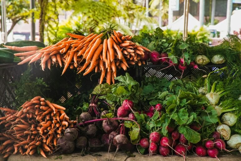 Cenouras, beterrabas e outros legumes numa banca