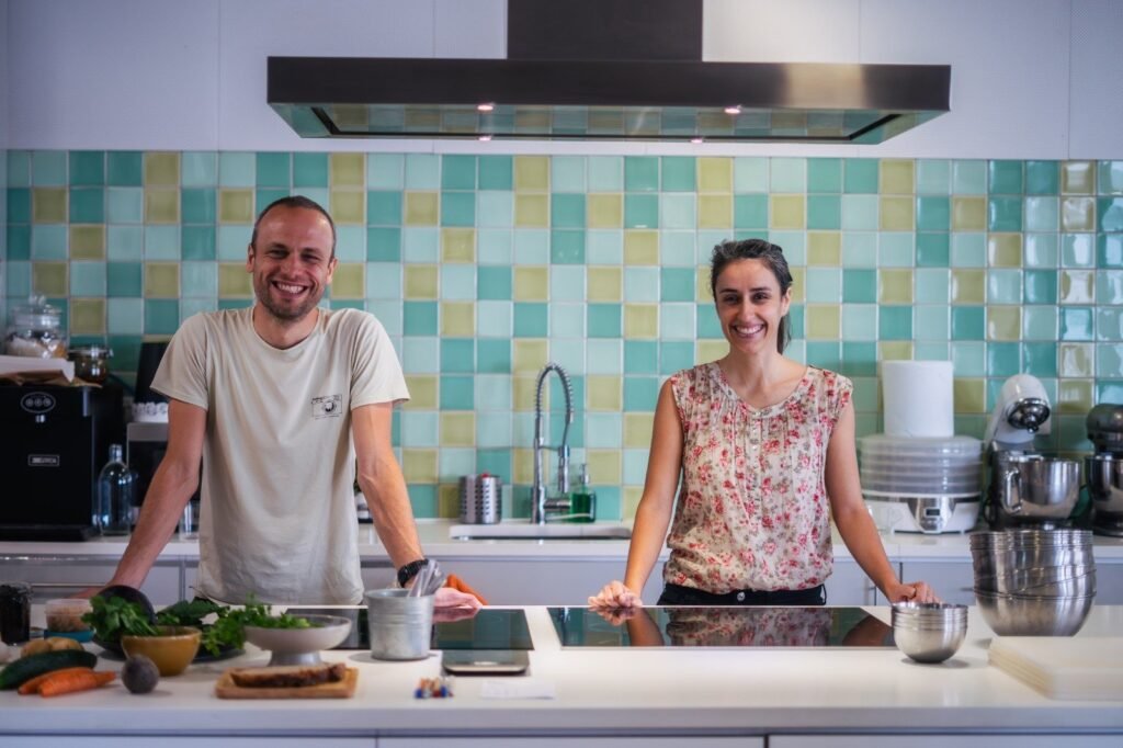 Maria e Rui, fundadores dos Kitchen Dates, numa cozinha