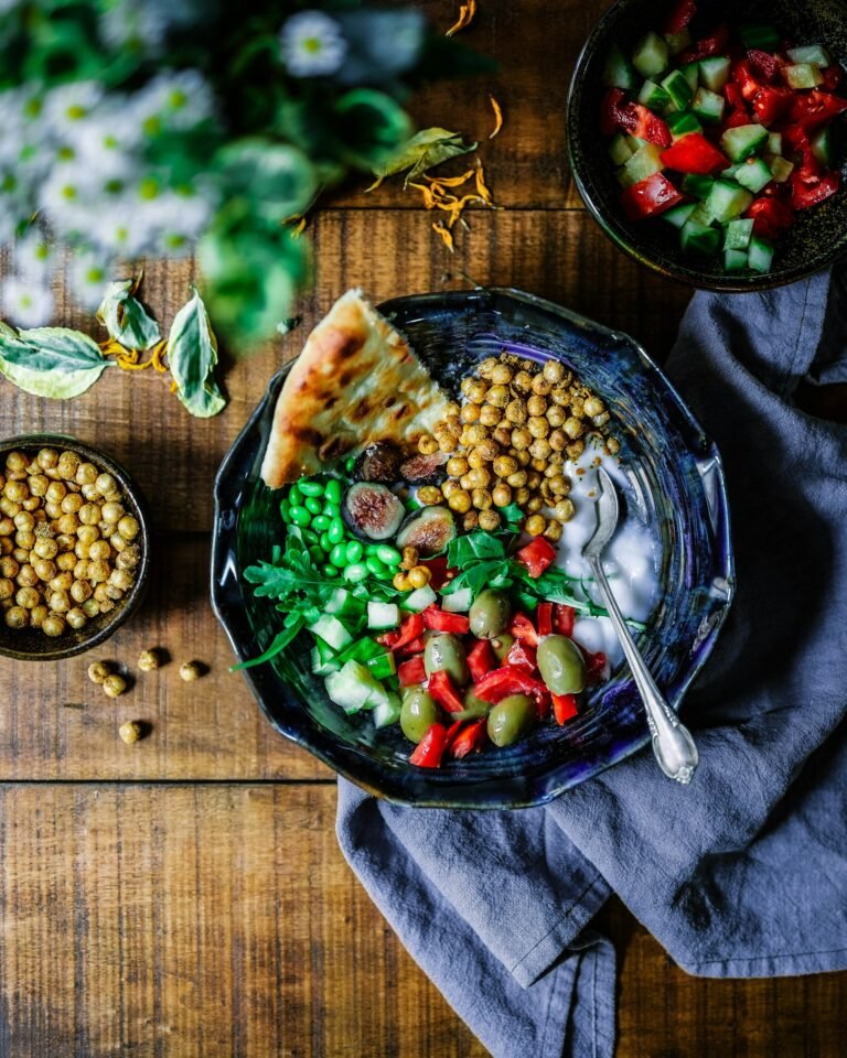 Prato de salada mediterrânica com grão e legumes